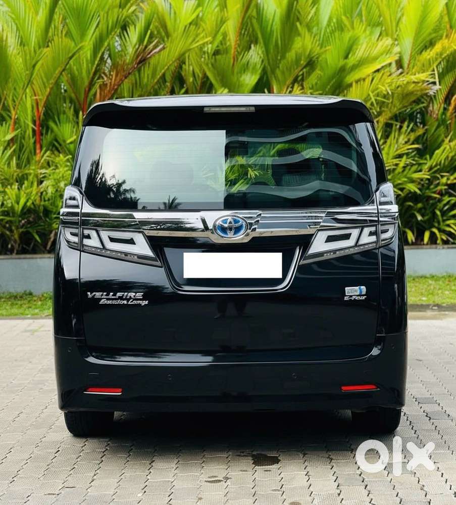 Toyota Vellfire 2.5 Executive Lounge, 2023, Cng & Hybrids