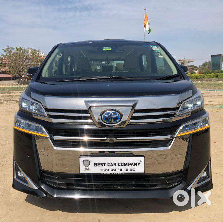 Toyota Vellfire 2.5 Executive Lounge, 2023, Cng & Hybrids