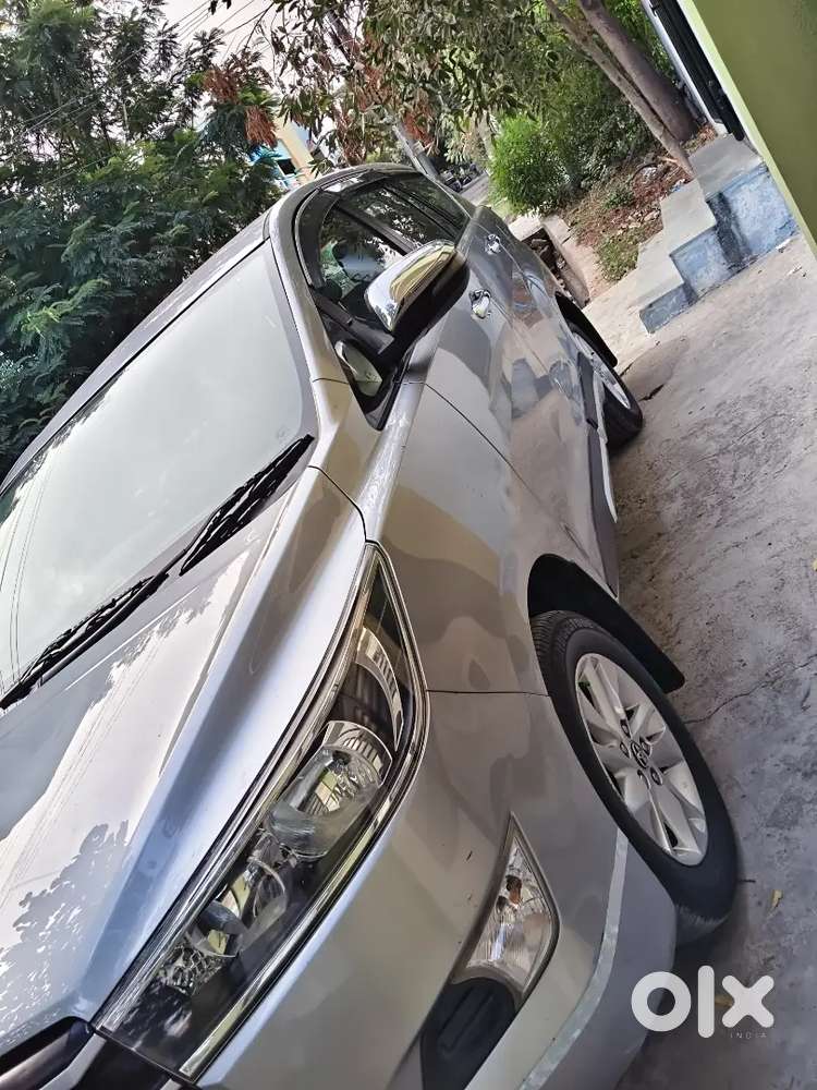Toyota Innova Crysta 2.4g 2018 Yellow Bord
