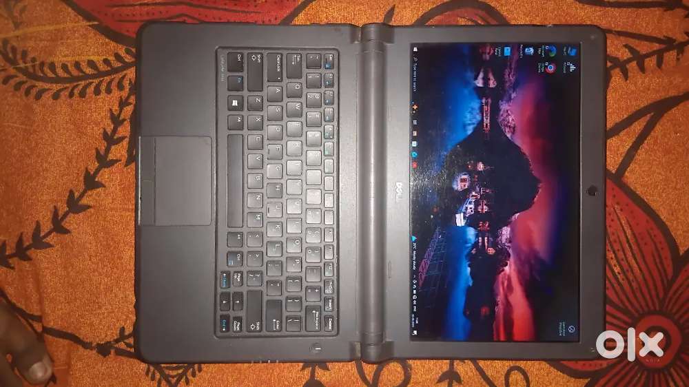 Dell latitude 3350 180&deg; laptop