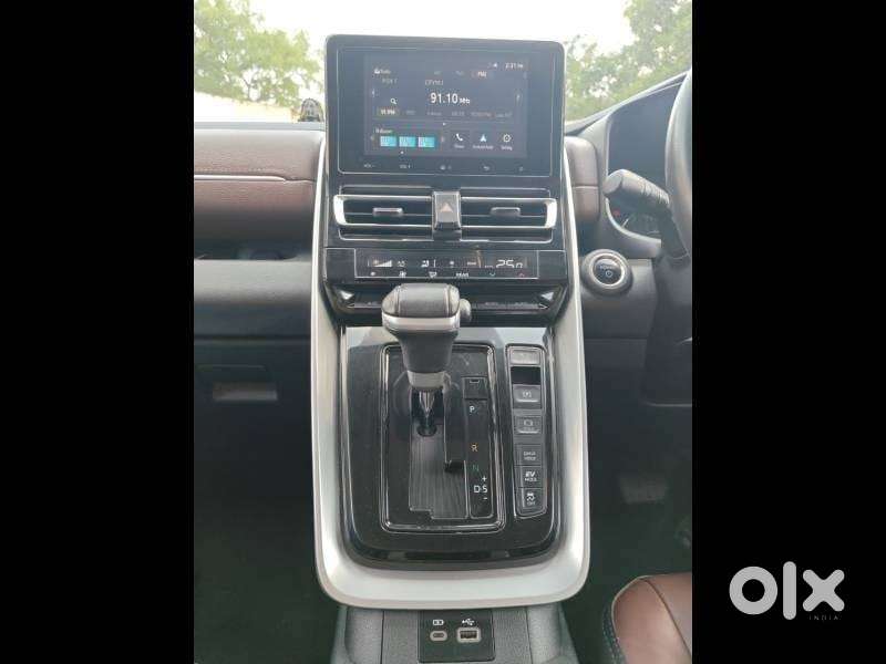 Toyota Innova Hycross