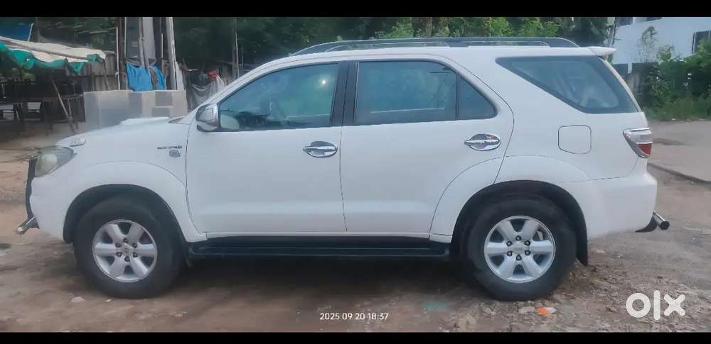 Toyota Fortuner 2011 Diesel 300000 Km Driven