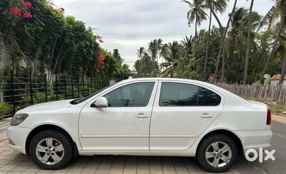 Skoda Laura Ambiente 2.0 Tdi Cr Manual, 2011, Diesel