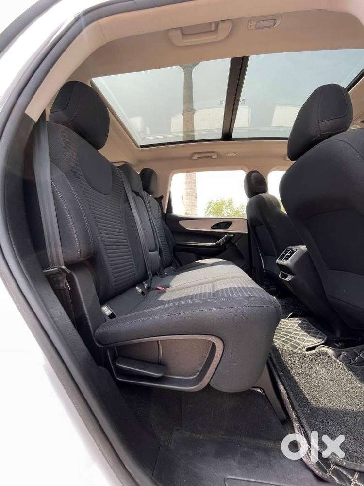 Mahindra Xuv700 2.0 Ax 5 Petrol Mt 7 Str, 2023, Petrol