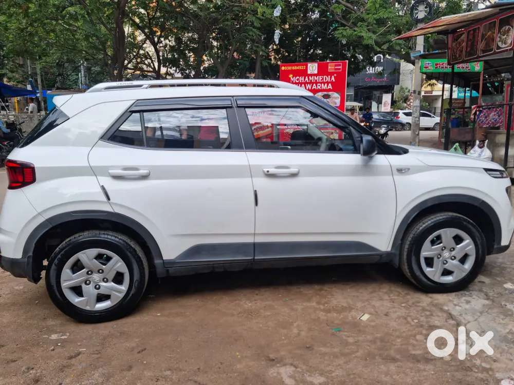 Hyundai Venue 2022 Petrol 22000 Km Driven