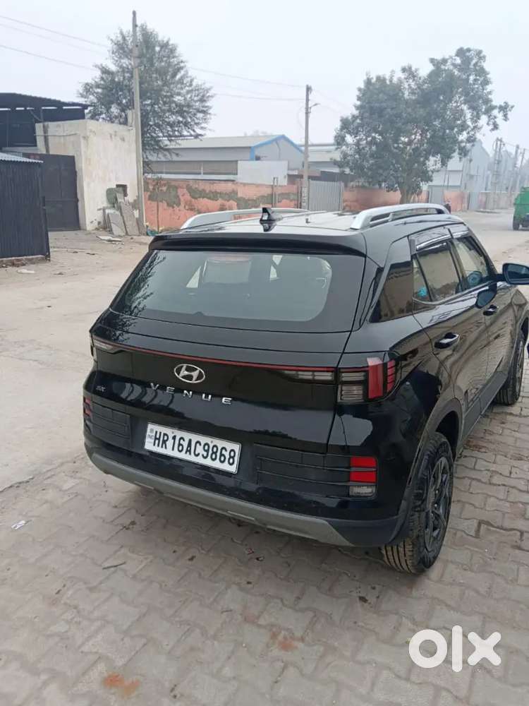 Hyundai Venue 2024 Petrol Well Maintained