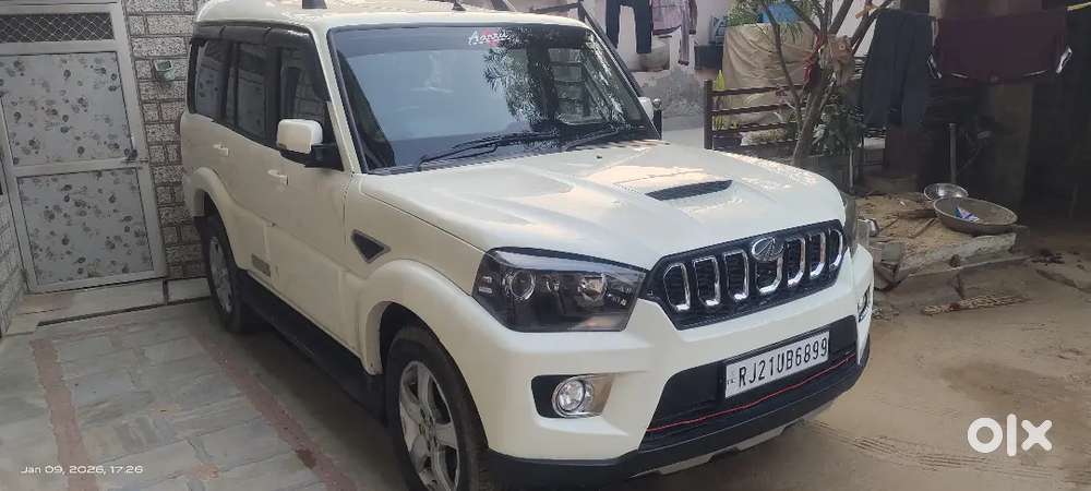 शोरूम कंडीशन गाड़ी है चारों टायर 50% है
