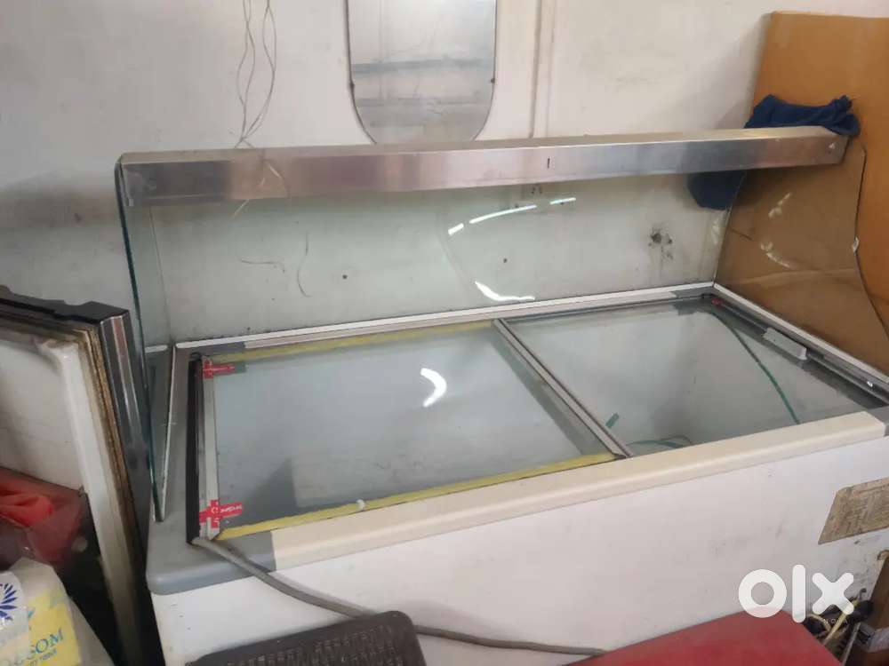 Scooping Deep fridge With bend glass