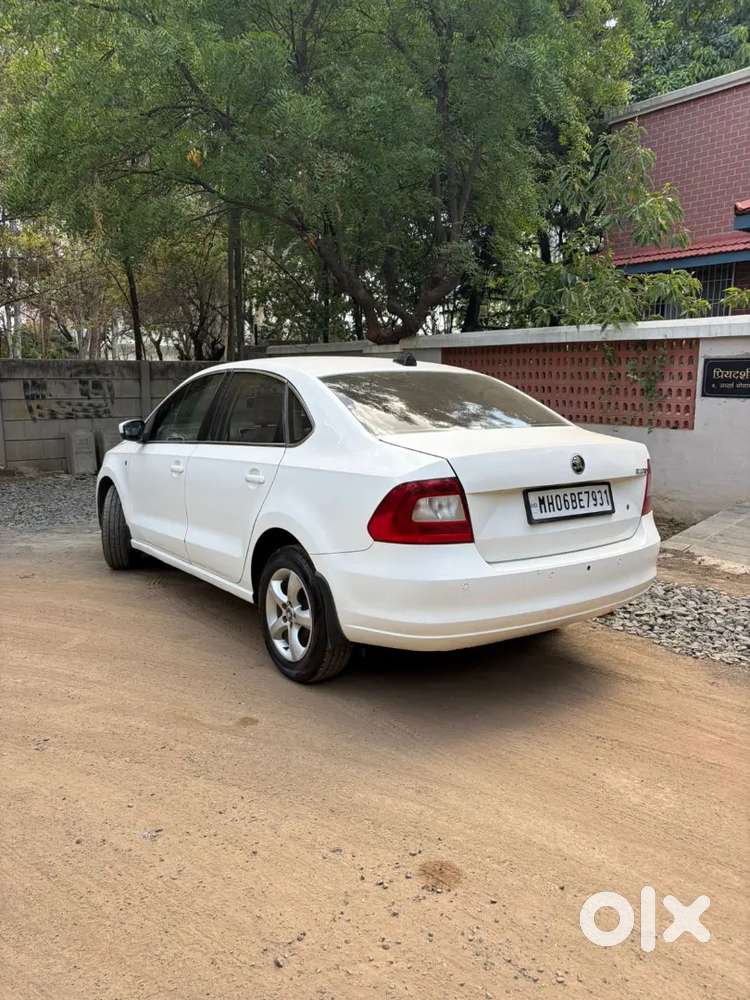 Skoda Rapid Elegance 2014 Diesel Car Well Maintained