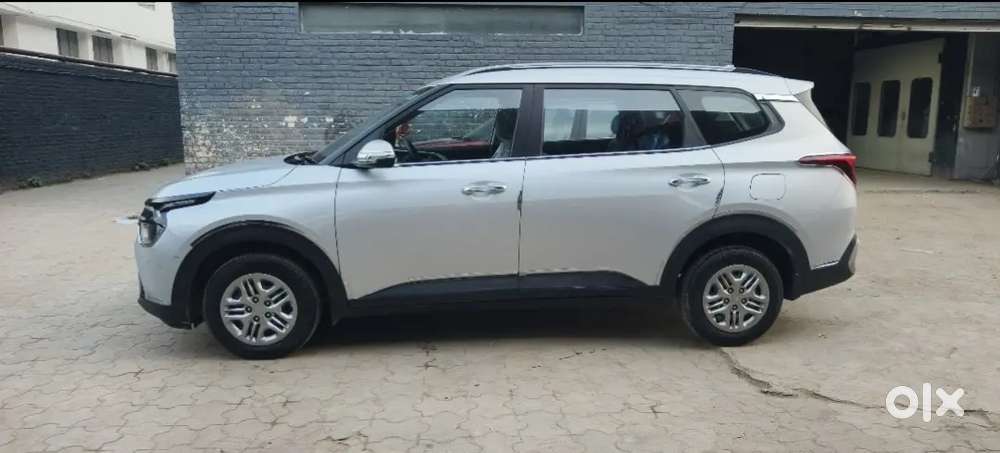 Kia Carens 2023 Petrol Well Maintained