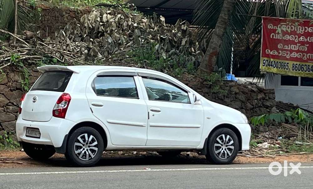 White Manual Etios Liva