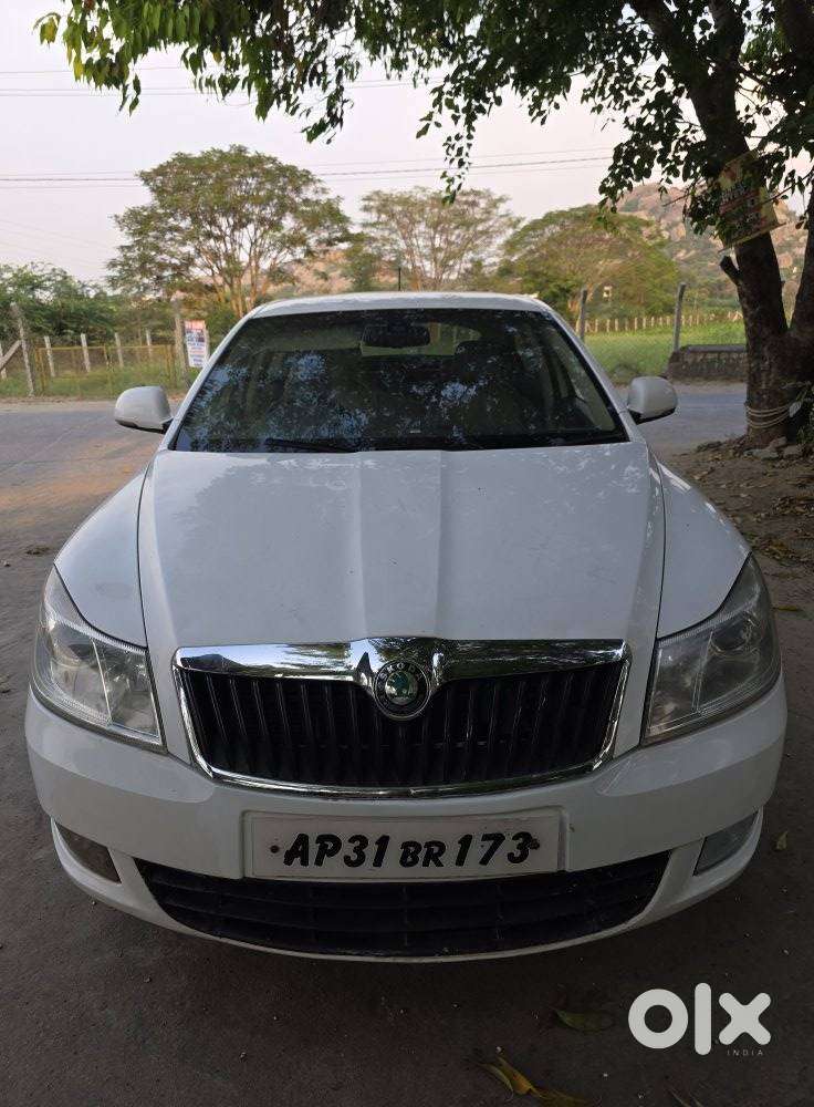 Skoda Laura Ambiente 2.0 Tdi Cr Manual, 2011, Diesel