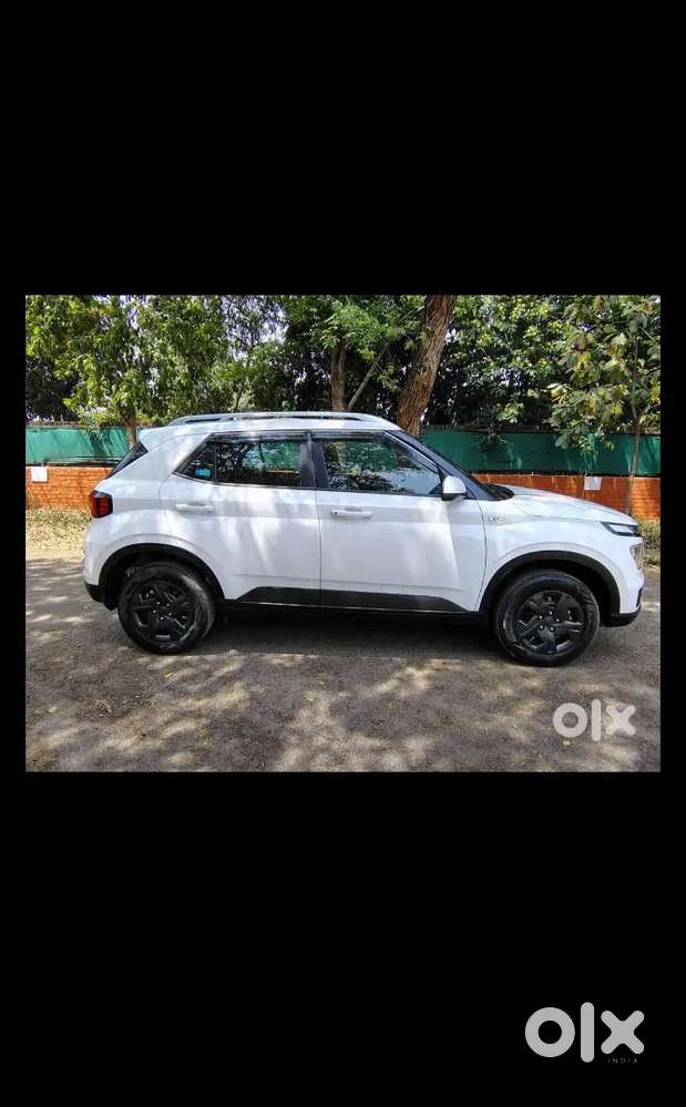 Hyundai Venue 2024 Petrol 4500 Km Driven
