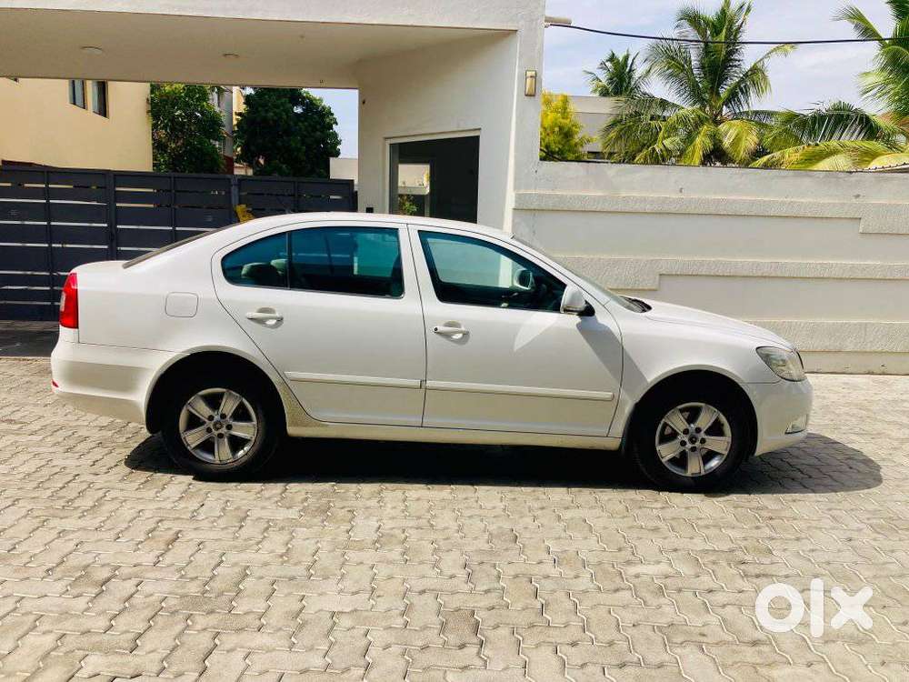 Skoda Laura Ambiente 2.0 Tdi Cr Manual, 2010, Diesel