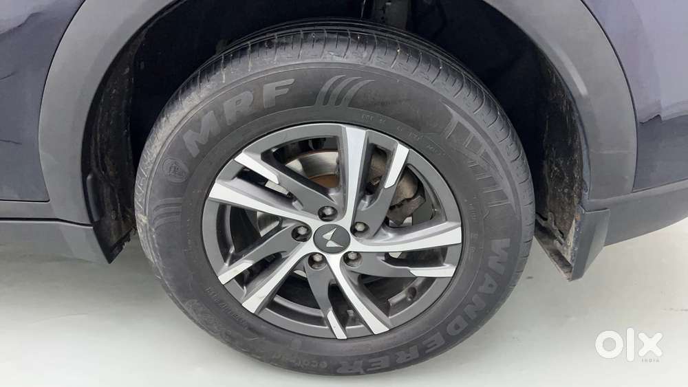 Mahindra Xuv700 2.0 Ax 5 Petrol Mt Str, 2023, Petrol