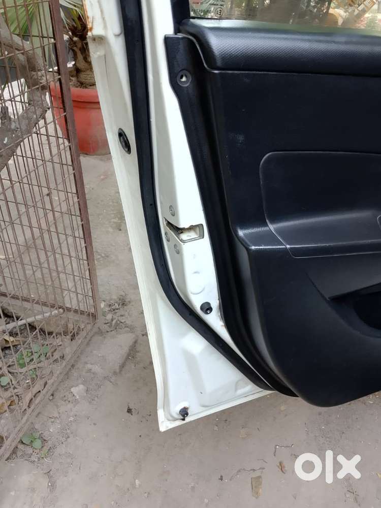 Maruti Suzuki Swift Lxi Bsiv, 2012, Petrol