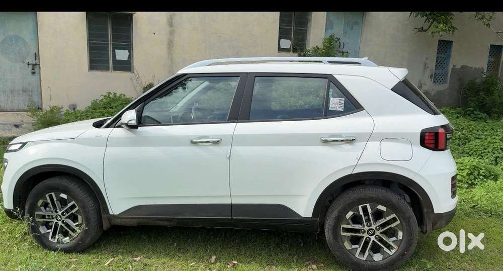 Hyundai Venue 2025 Petrol 4200 Km Driven