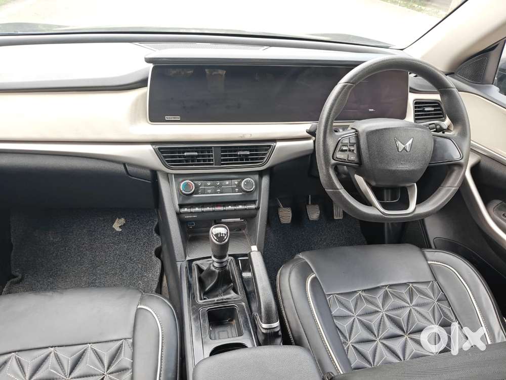 Mahindra Xuv700 Ax 3 Petrol Mt 5 Str (e), 2022, Petrol