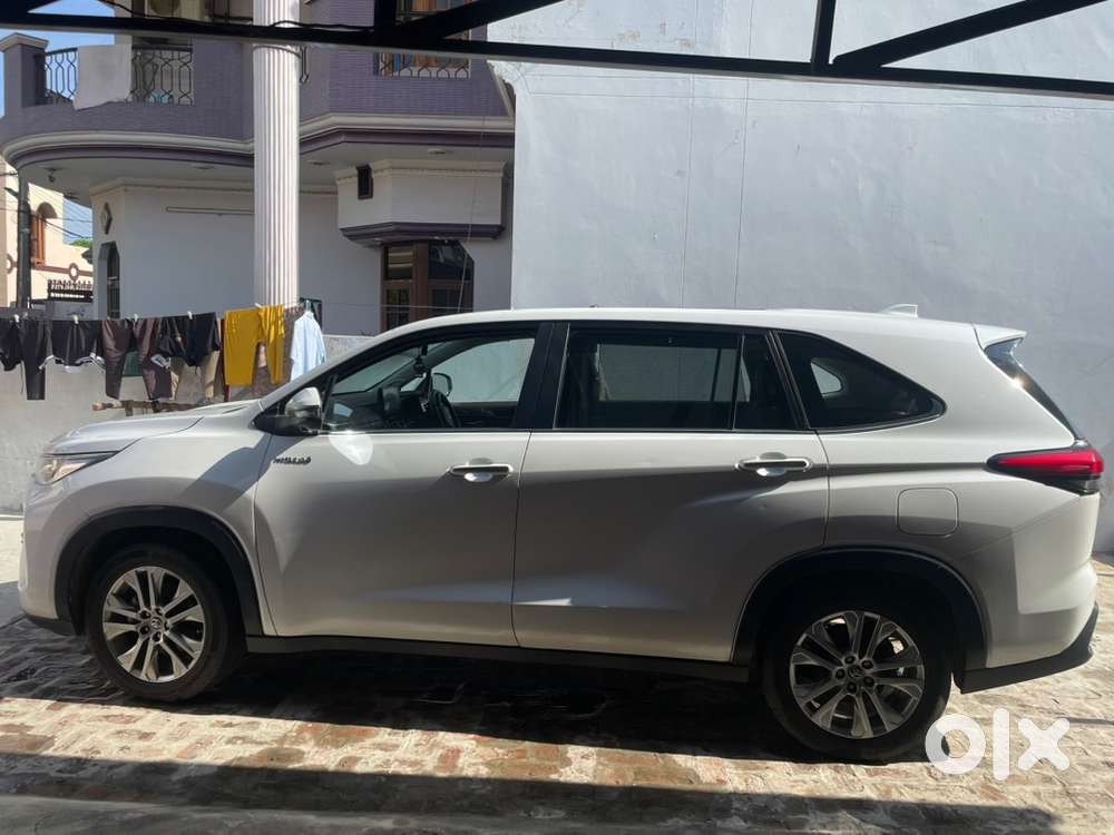 Toyota Innova Hycross 2024 30786 Km Driven