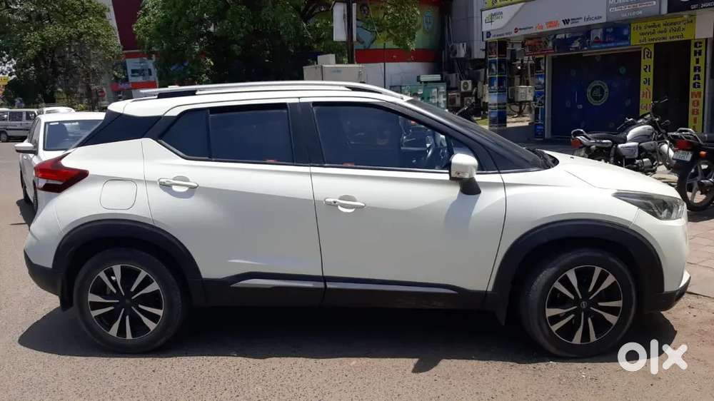 Nissankicks Xv Premium Cvt Petrol White Top Model  Well Maintained