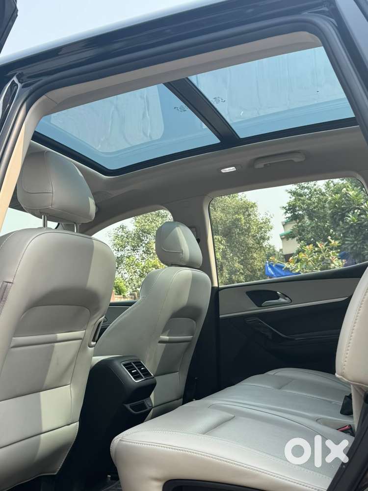 Mahindra Xuv700 2.0 Ax 7 Petrol At Luxury Pack Str, 2025, Petrol
