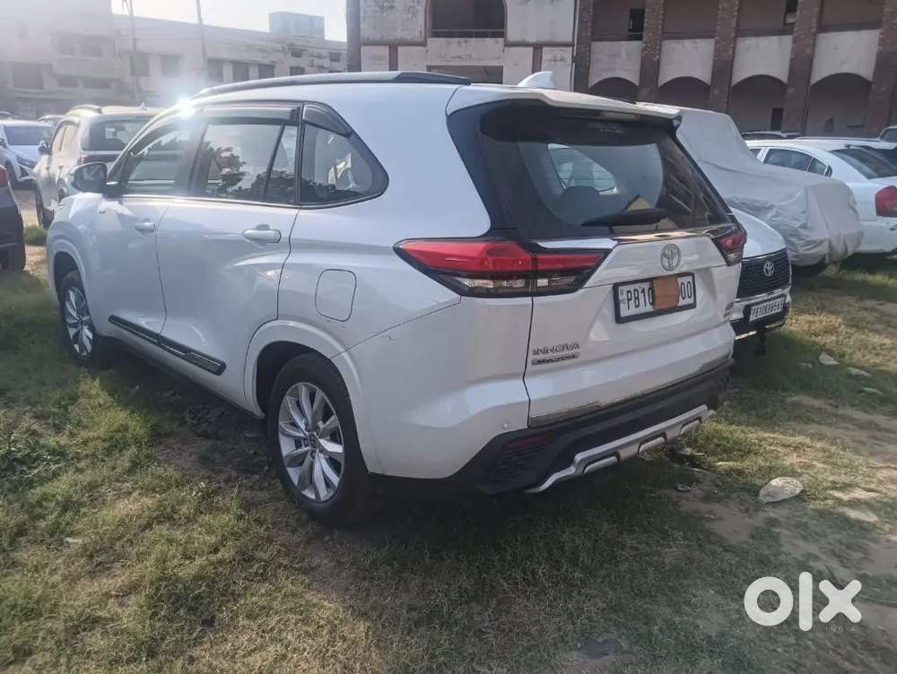 Toyota Innova Hycross 2025 Petrol 2000 Km Driven