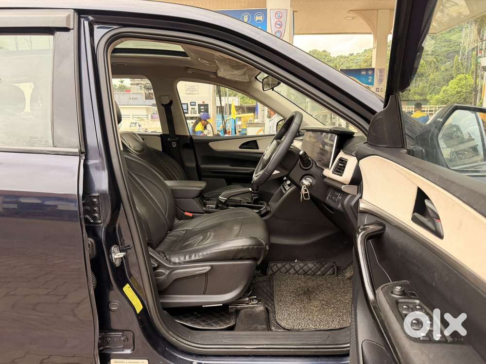 Mahindra Xuv700 2.0 Ax 5 Petrol Mt 7 Str, 2021, Petrol