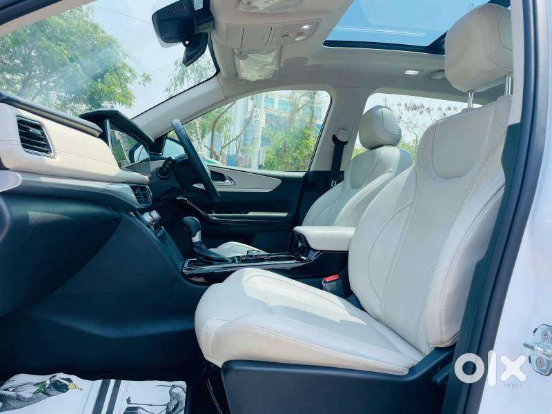 Mahindra Xuv700 2.0 Ax 7 Petrol At Luxury Pack Str, 2025, Petrol