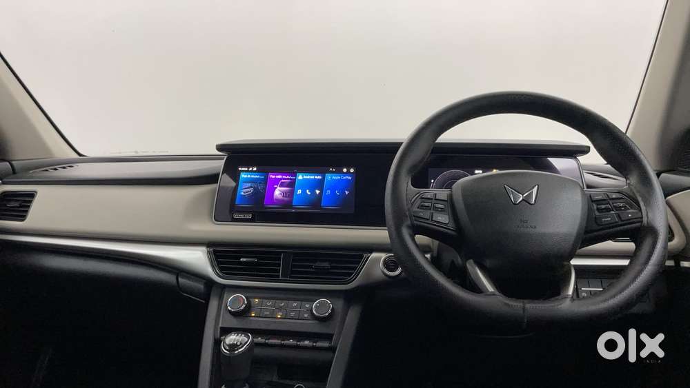 Mahindra Xuv700 2.0 Ax 5 Petrol Mt 7 Str, 2025, Petrol