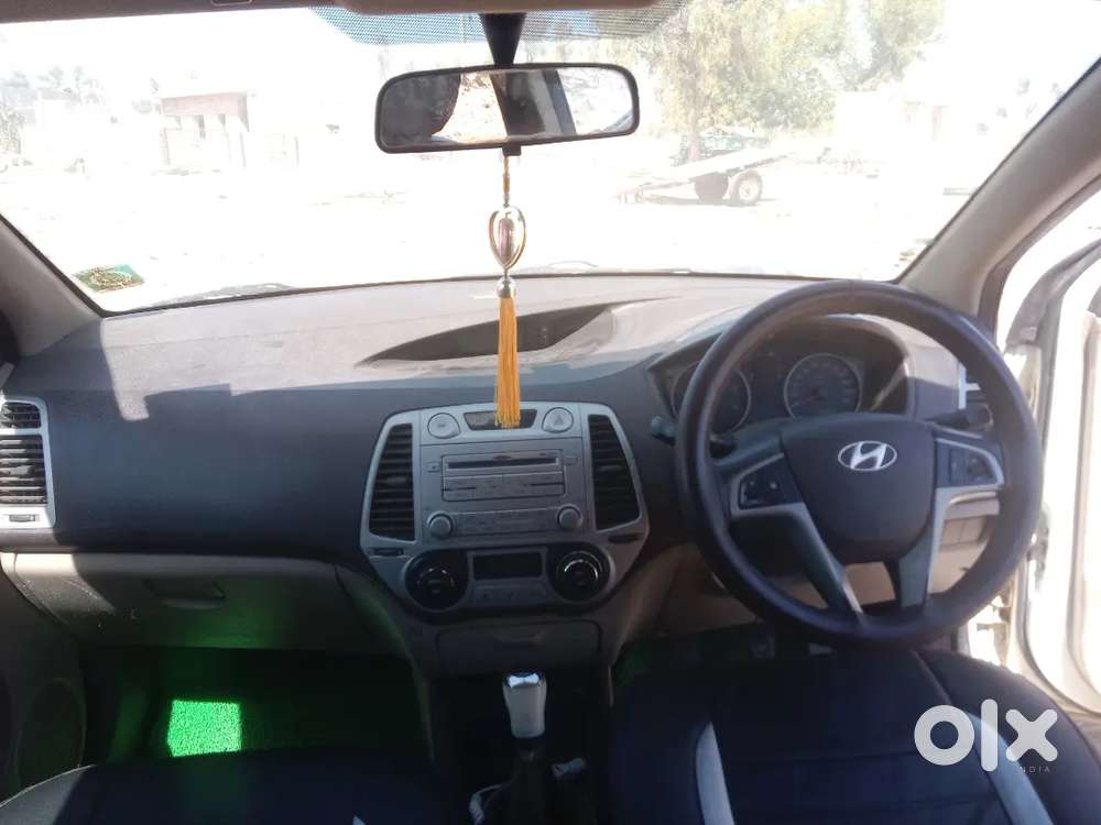 गाड़ी कंडीशन A1 80000 किलोमीटर चली हुई सेकंड ऑनर