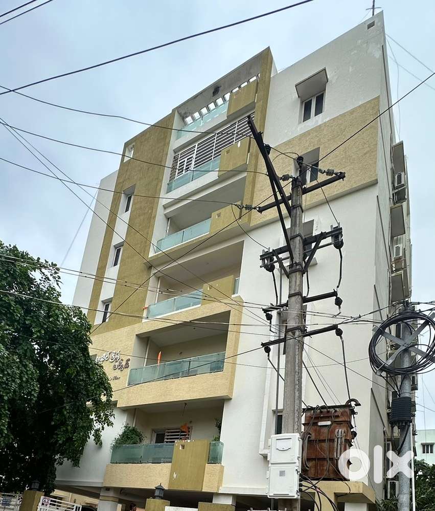 Rent - 3bhk semi furnished flat with access to main localities