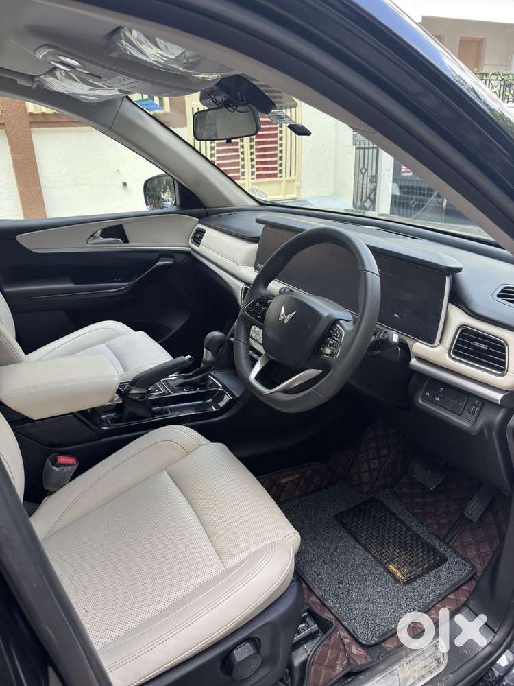 Mahindra Xuv700 2.0 Ax 7 Petrol At Str, 2024, Petrol