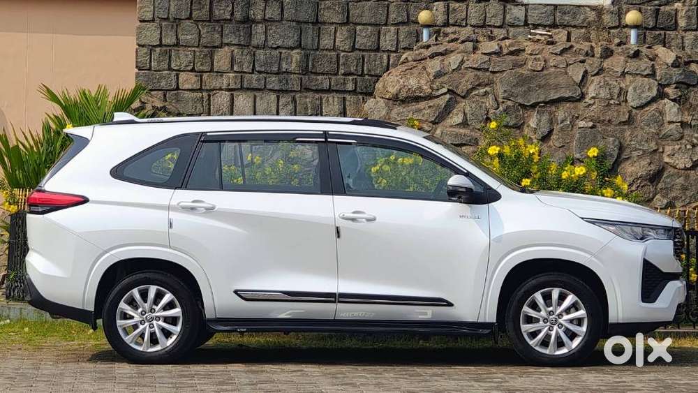 Toyota Innova Hycross