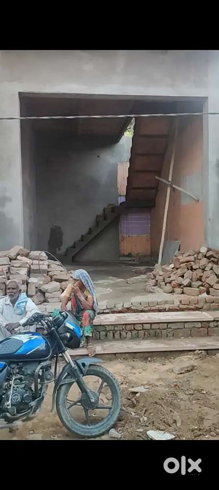 Kumher purane bus stand pr h neeraj misthan ke samne bale raste pr