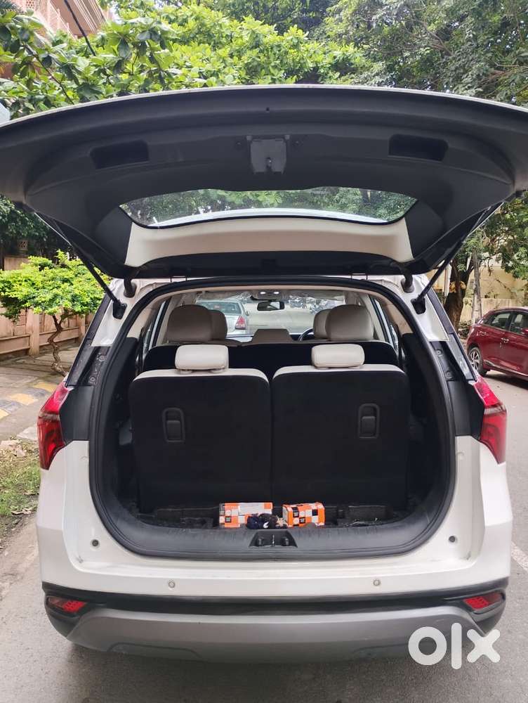 Mahindra Xuv700 2.0 Ax 7 Petrol Mt Str, 2025, Petrol