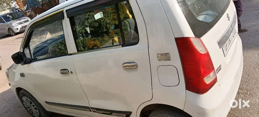 गाड़ी एकदम नईं कंडीशन में है