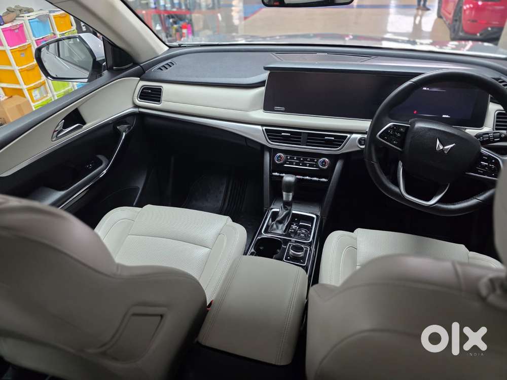 Mahindra Xuv700 2.2 Ax 7 Diesel At Luxury Pack Str Awd, 2023, Diesel