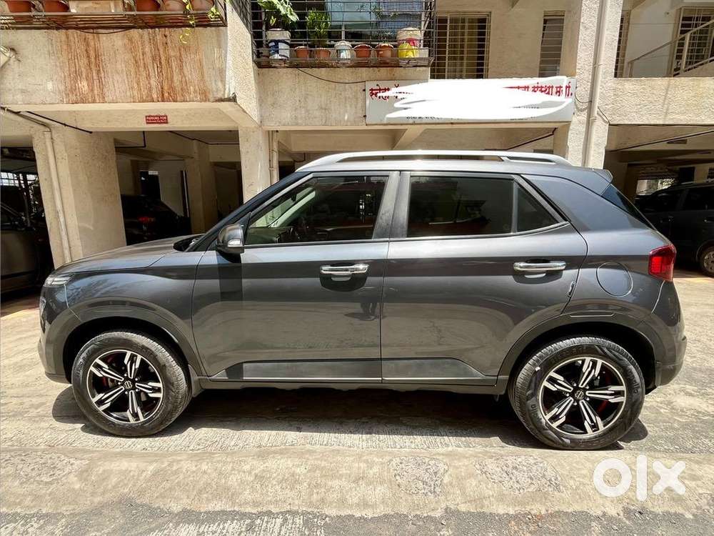 Hyundai Venue 2022 Petrol 25800 Km Driven