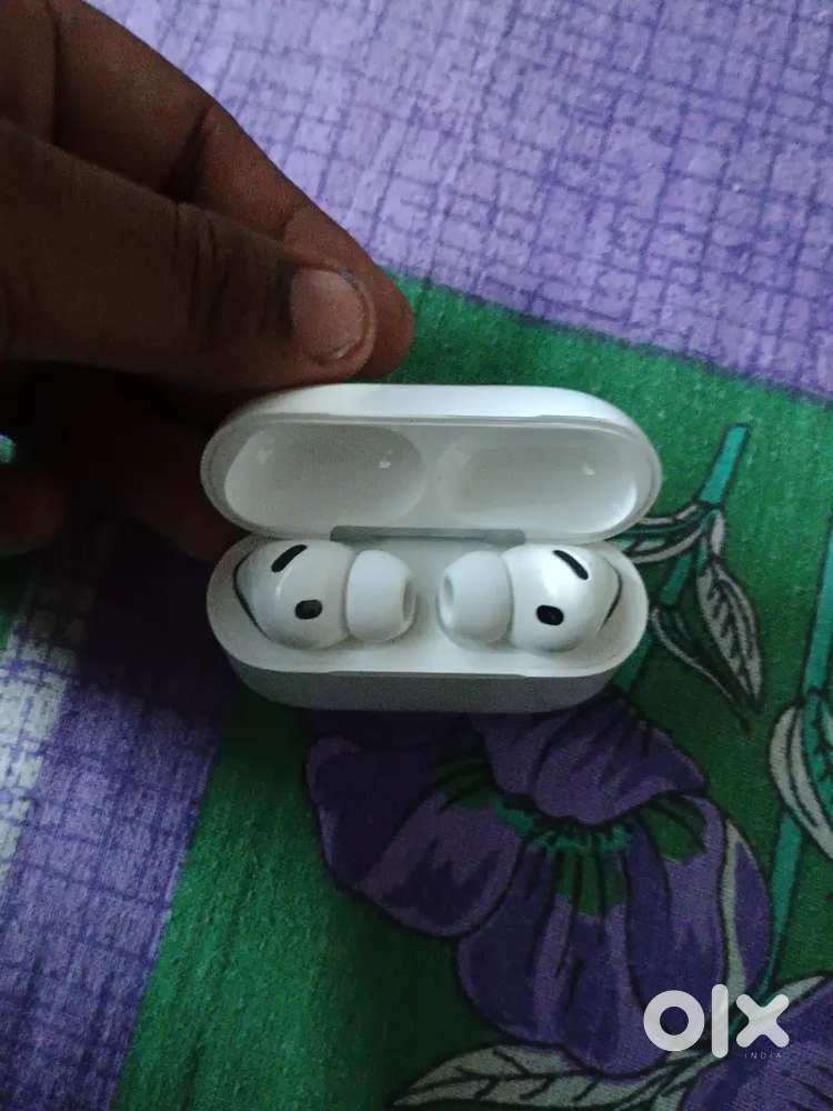 AIRPODS PRO 3 (2 months old)