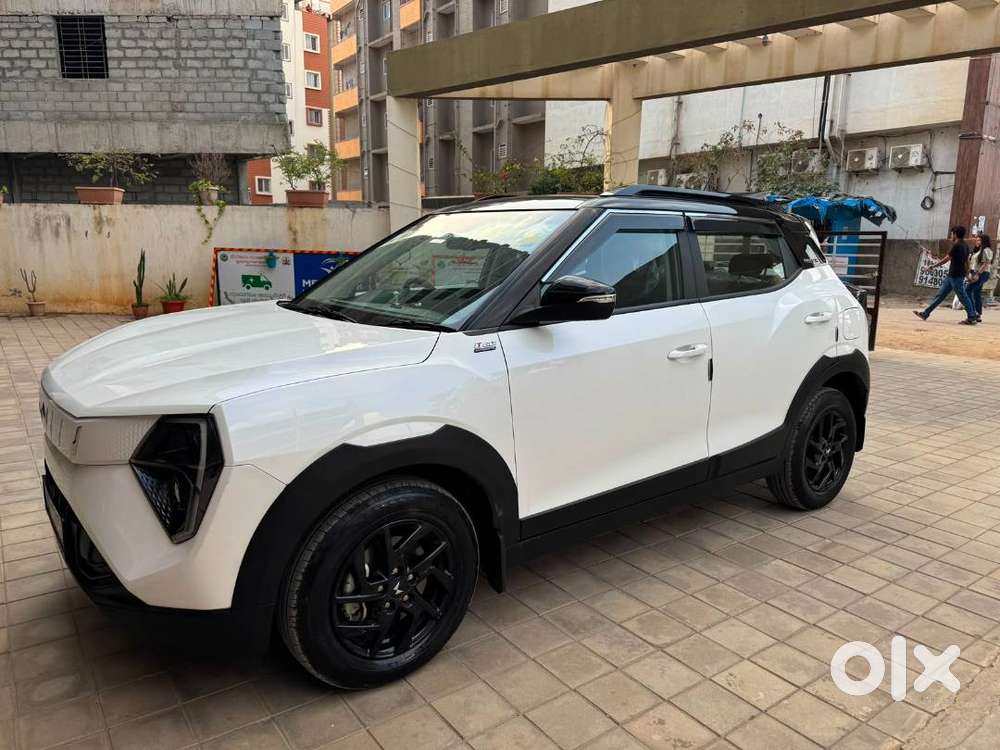 Like-new Oct 2025 Mahindra Xuv 3xo Revx A - Petrol, Automatic, Sunroof