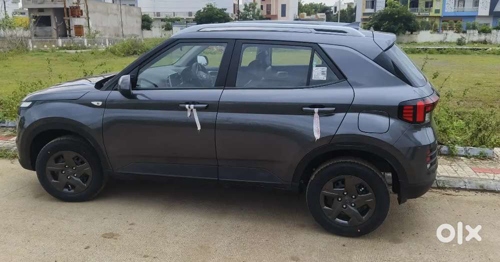 Hyundai Venue 2025 Petrol Well Maintained