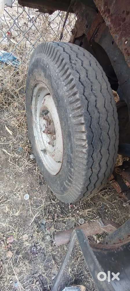 Jeep Hai Gi Engine Wali 4 Gear Reverse Ke Sath Gadi Chalu Hai