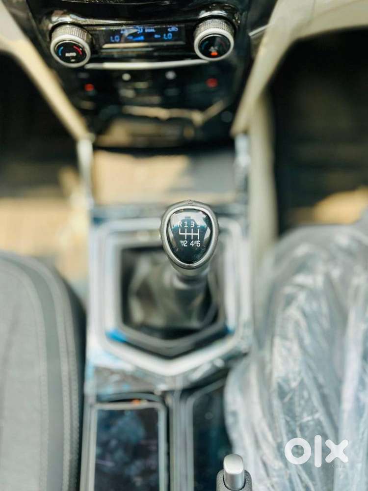 Mahindra Xuv 3xo Ax5 Pm Mt, 2024, Petrol