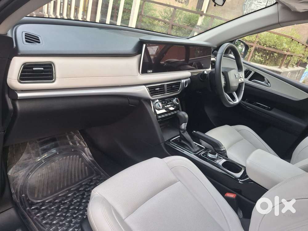 Mahindra Xuv700 2.0 Ax 7 Petrol At Str, 2024, Petrol