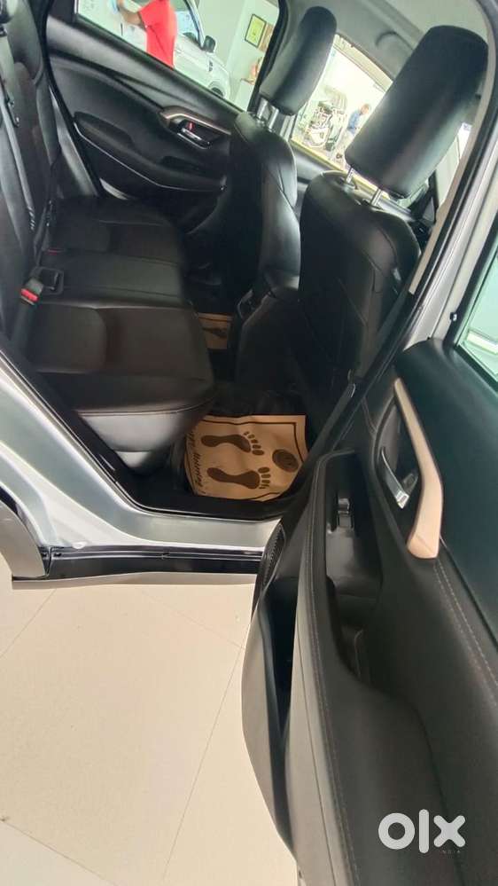 Maruti Suzuki Grand Vitara 1.5 Alpha Plus Intelligent Hybrid Ecvt, 2..