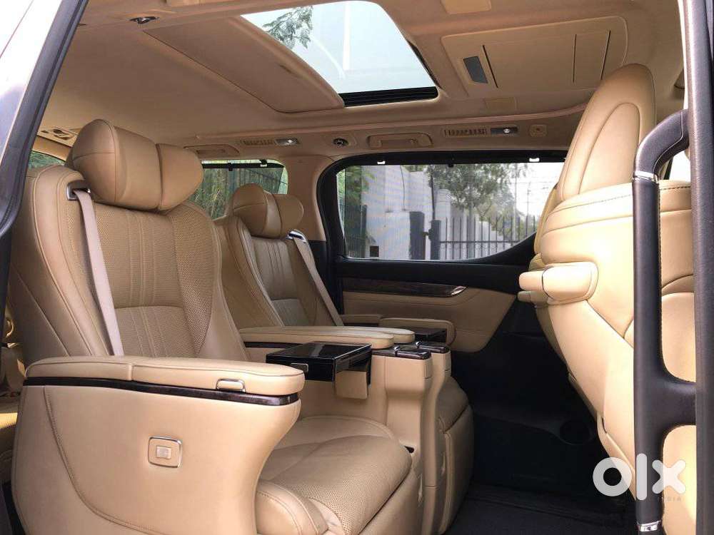 Toyota Vellfire 2.5 Executive Lounge, 2023, Cng & Hybrids