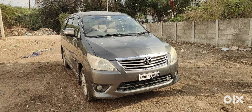 Toyota Innova 2.4 V 8 Diesel 2013
