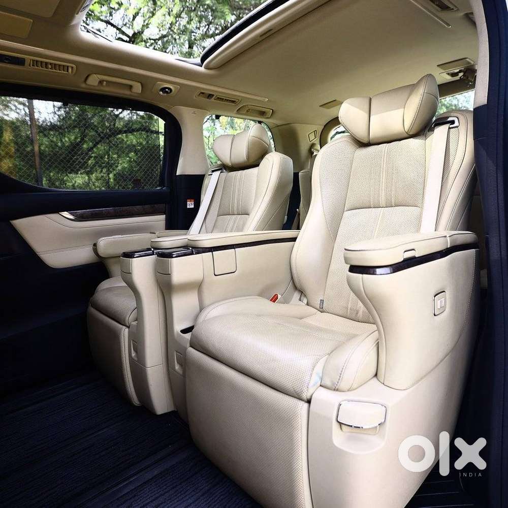 Toyota Vellfire 2.5 Executive Lounge, 2023, Petrol