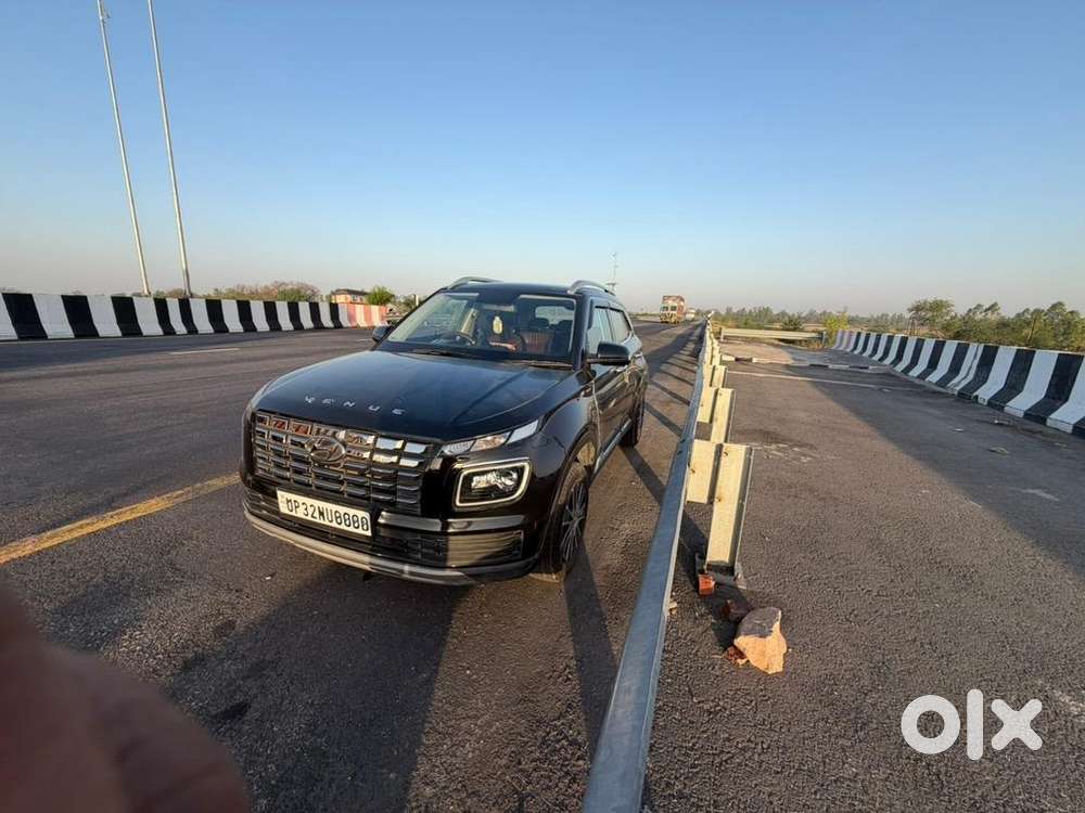 Hyundai Venue 2023 Petrol 14000 Km Driven