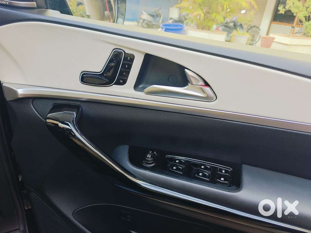 Mahindra Xuv700 2.2 Ax 7 Diesel Mt Luxury Pack Str, 2025, Diesel